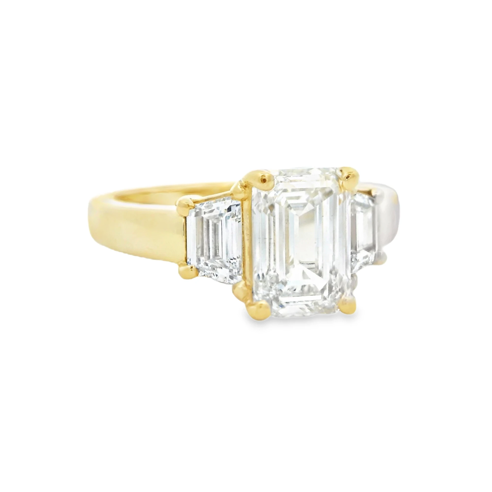 1767653311688-b189a67a35ea7eba7d63-019b9058c5d4711f975bbba16fa2d2d7retouch Emerald and Trapezoid Three-Stone Ring - Image 1